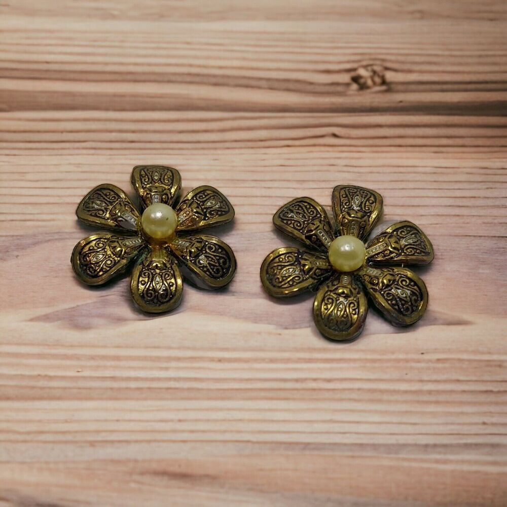 Metal Flower with faux pearls clip on Earrings 3/4"